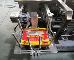रोटरी Granules 1000g खाद्य उत्पाद पैकेजिंग मशीन Premade पाउच क्षैतिज